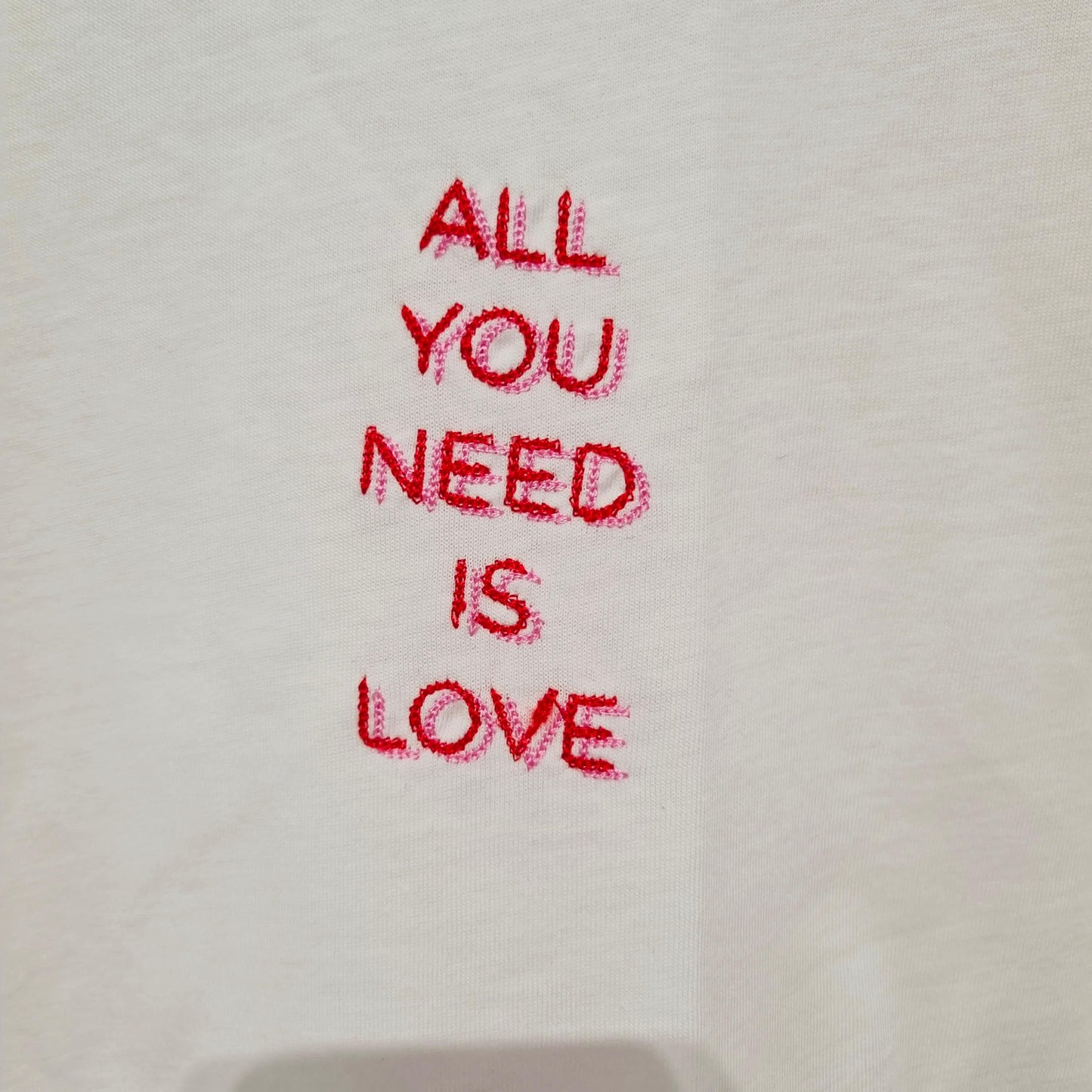 T-SHIRT LUMINA “ALL YOU NEED IS LOVE”