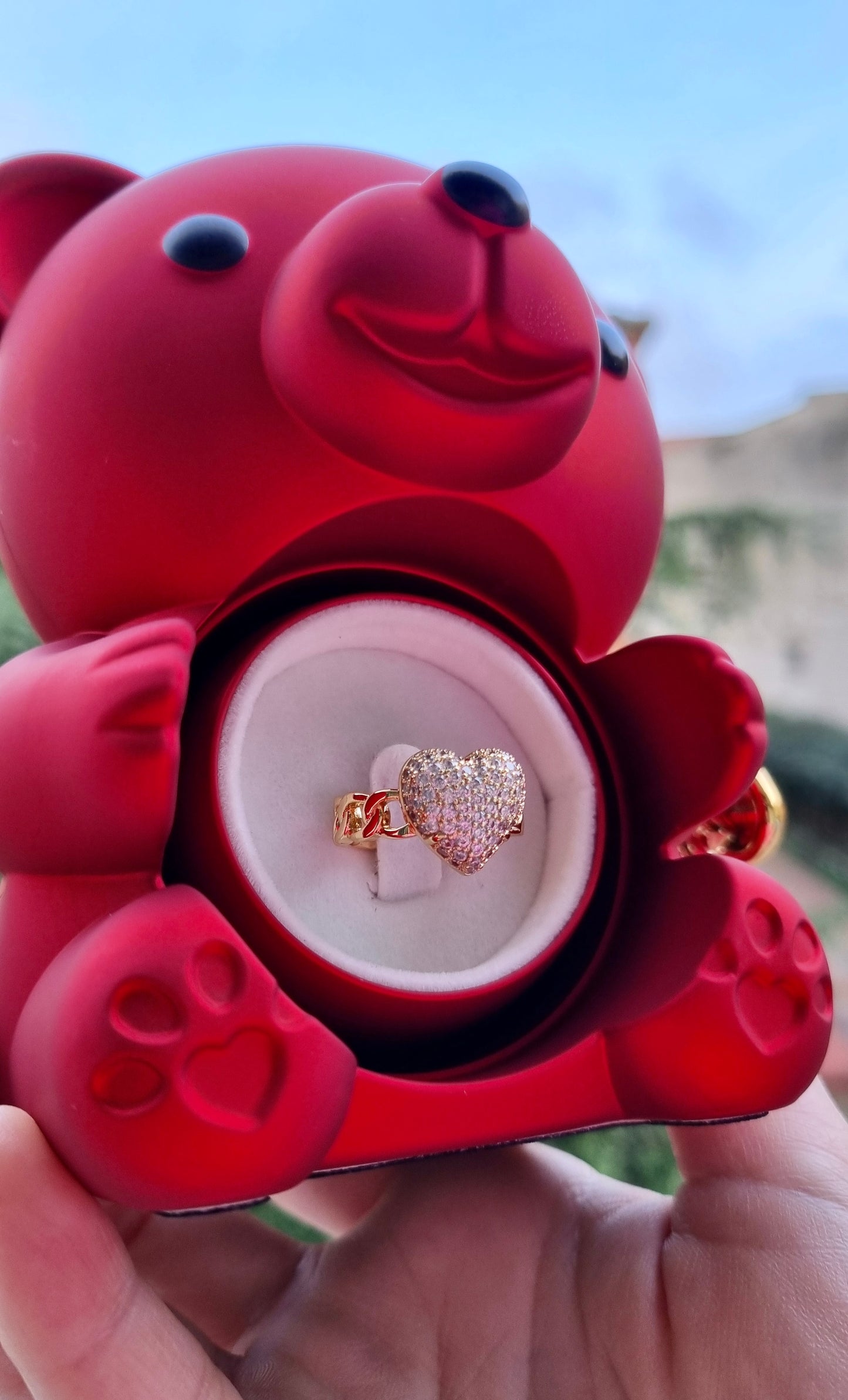 Orsetto con Anello Cuore in Zirconi – Il Regalo Perfetto per Lei ❤️